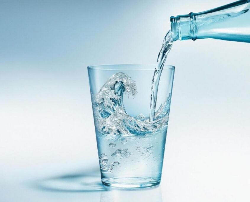 Gjatë dietës së pijes duhet të pini shumë ujë të pastër