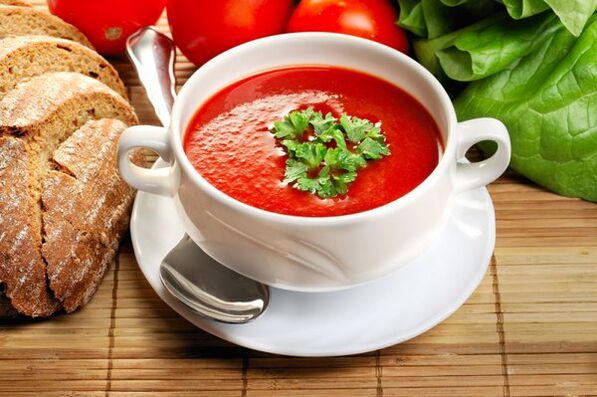 Menuja e dietës së pijeve mund të diversifikohet me supë me domate