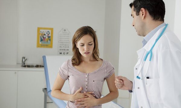 Mjeku gastroenterolog do t'i shpjegojë në detaje pacientit me pankreatit se si të hajë në mënyrë që të mos dëmtojë trupin. 